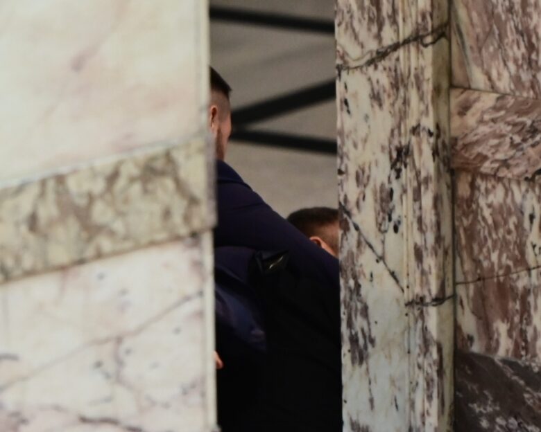 Ξυλοδαρμός Γραμμένου από Φλώρο στη Βουλή