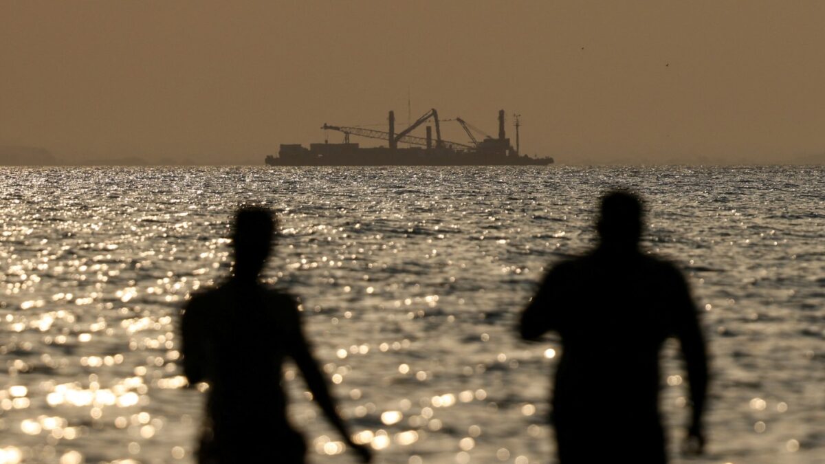 Εμπορικό πλοίο και λουόμενοι σε παραλία του Κόλπου στο Ομαν