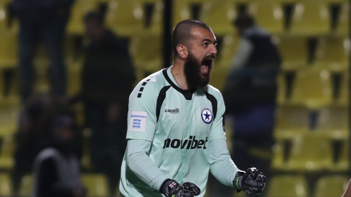 Ο τερματοφύλακας του Ατρομήτου, Γκουγκελασβίλι, πανηγυρίζει τα χαμένα πέναλτι του Άρη