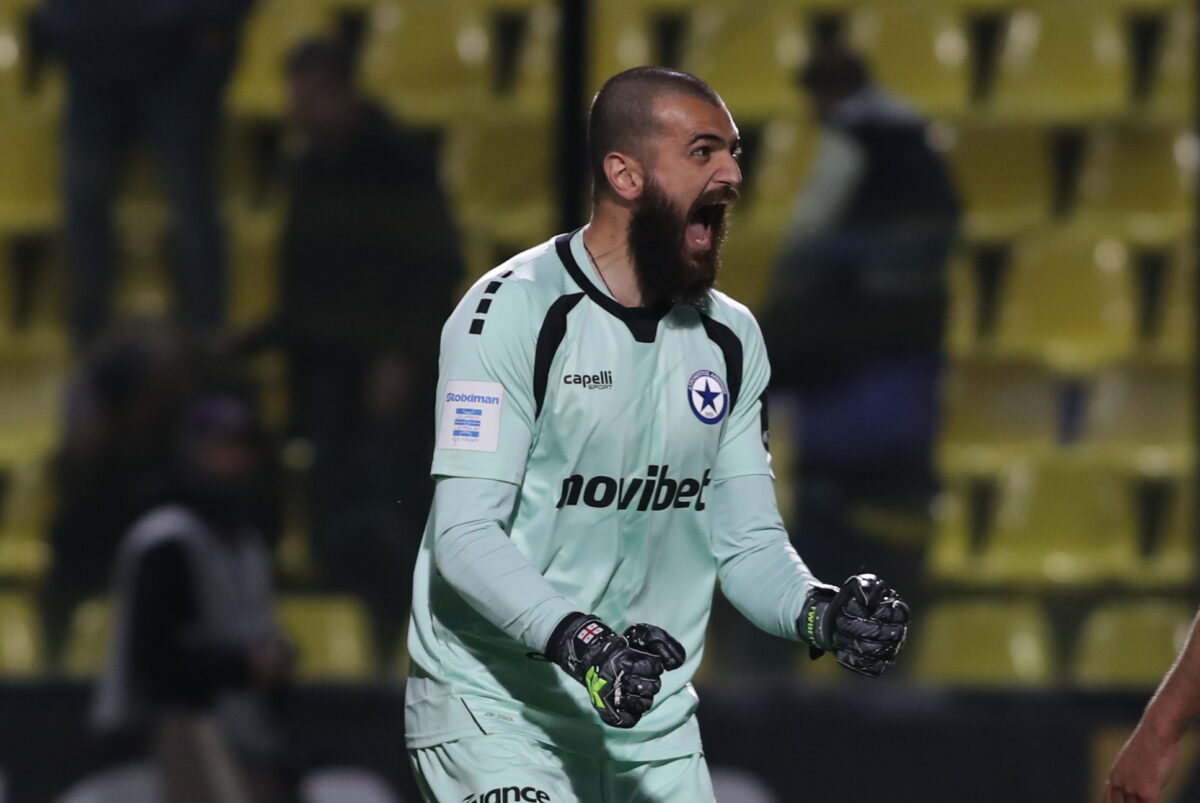 Ο τερματοφύλακας του Ατρομήτου, Γκουγκελασβίλι, πανηγυρίζει τα χαμένα πέναλτι του Άρη