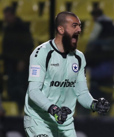 Ο τερματοφύλακας του Ατρομήτου, Γκουγκελασβίλι, πανηγυρίζει τα χαμένα πέναλτι του Άρη