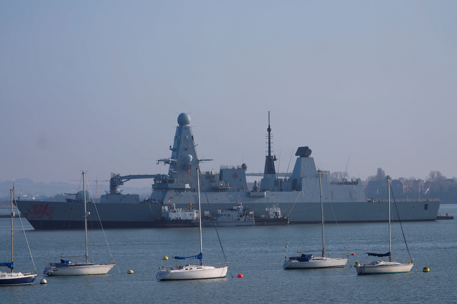 HMS Dragon at Portsmouth Harbour after the British Prime Minister Keir Starmer announced that Britain would deploy the naval vessel Το βρετανικό αντιτορπιλικό στο λιμάνι του Πόρτσμουθ εφοδιάζεται προτού αναχωρήσει για την Κύπρο / REUTERS / Carlos Jasso