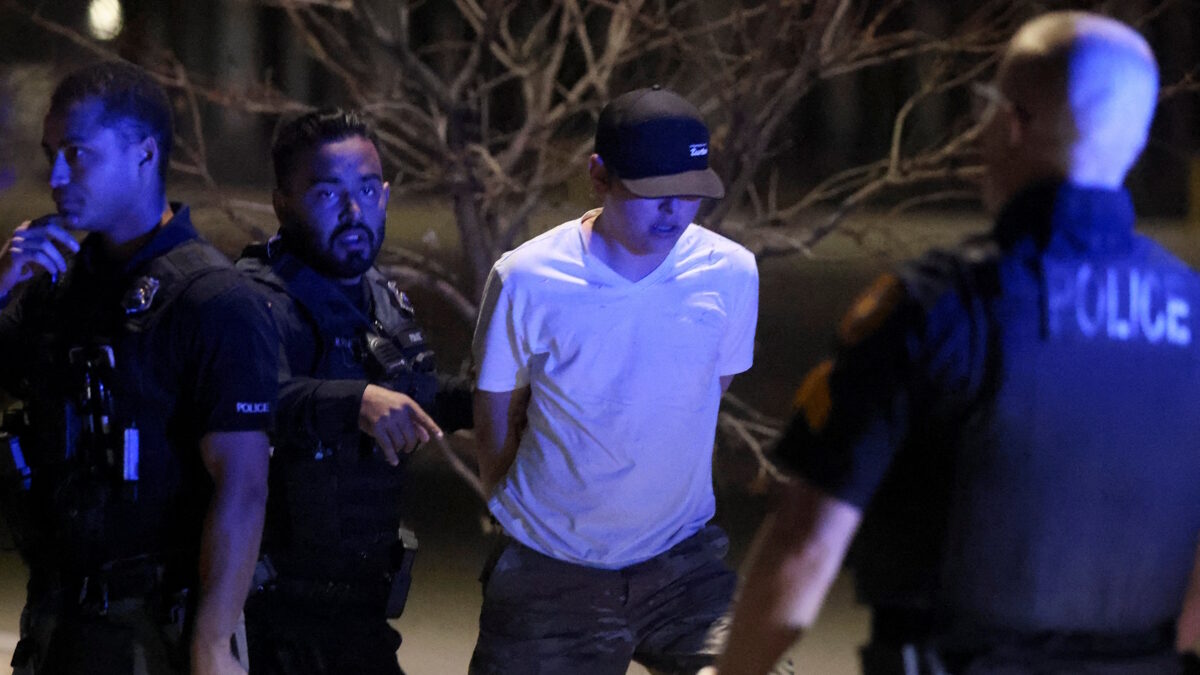 Αστυνομικοί της Αμερικανικής Υπηρεσίας Μετανάστευσης και Τελωνείων (ICE) συλλαμβάνουν έναν διαδηλωτή