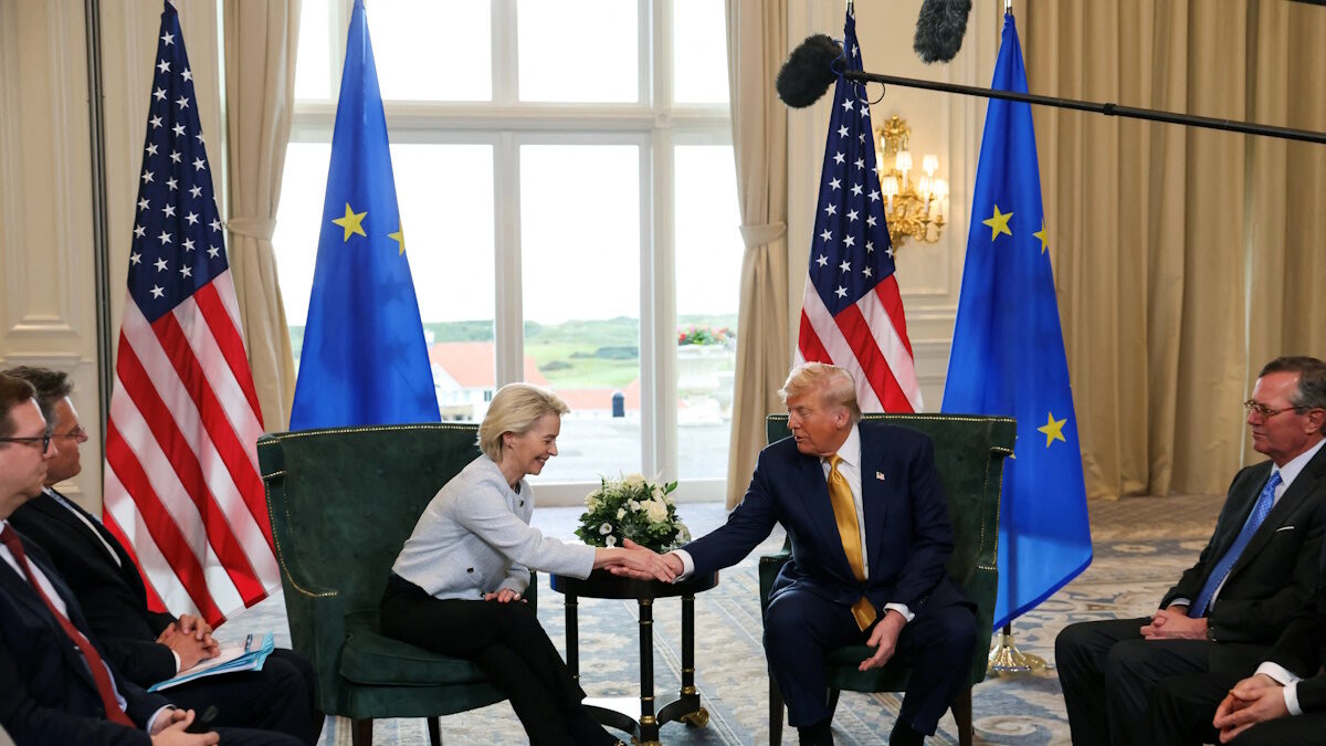 Η Ούρσουλα Φον ντερ Λάιεν και ο Ντόναλντ Τραμπ/ REUTERS / Evelyn Hockstein