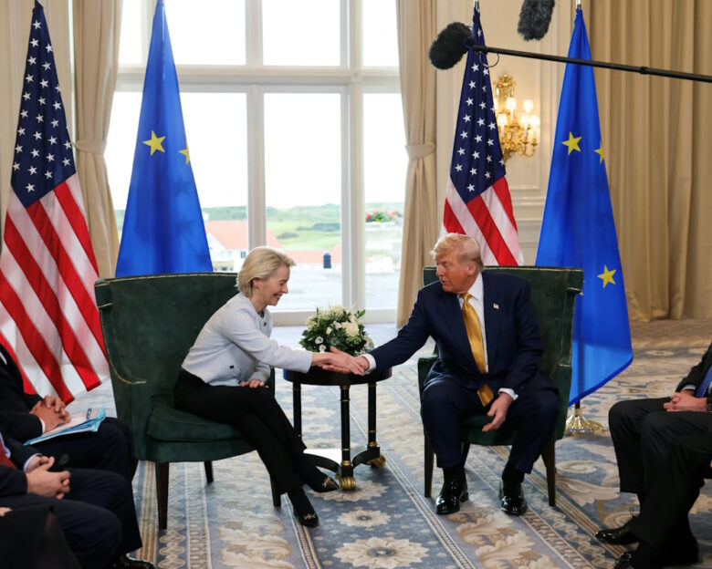 Η Ούρσουλα Φον ντερ Λάιεν και ο Ντόναλντ Τραμπ/ REUTERS / Evelyn Hockstein