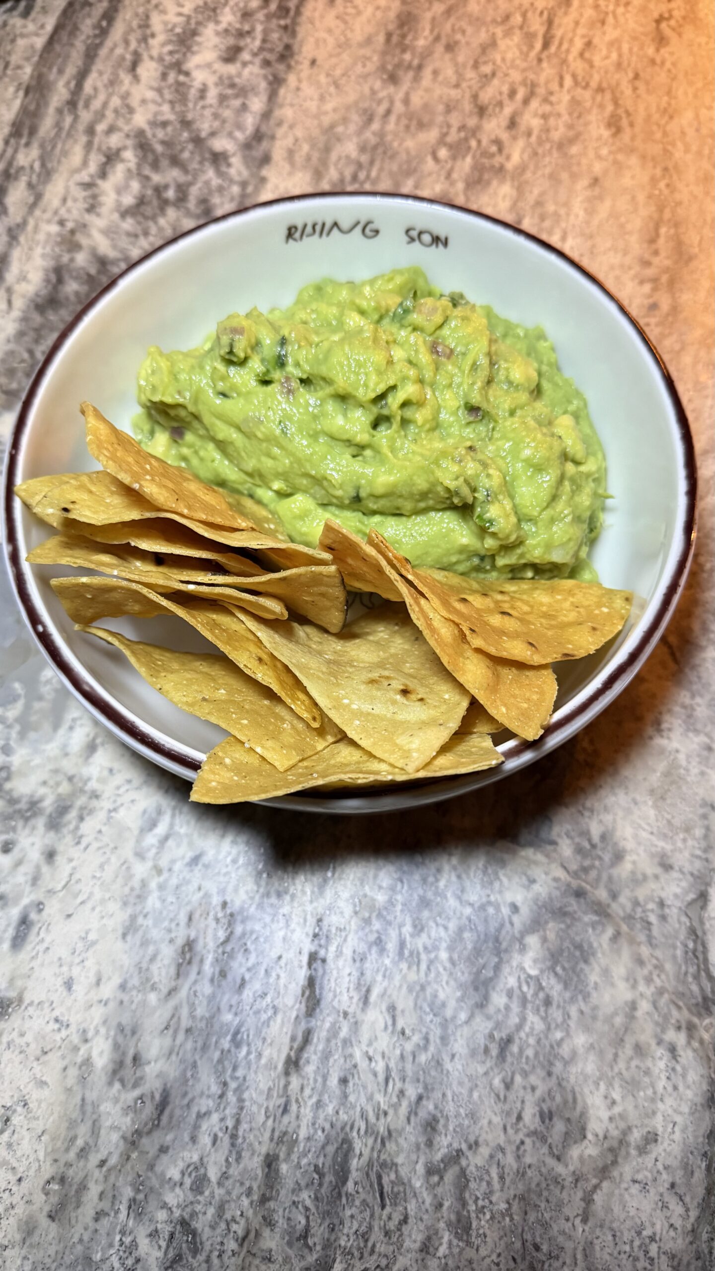 Το guacamole με χειροποίητα nachos είναι από τα πιο νόστιμα που μπορείς να δοκιμάσεις στην Αθήνα.