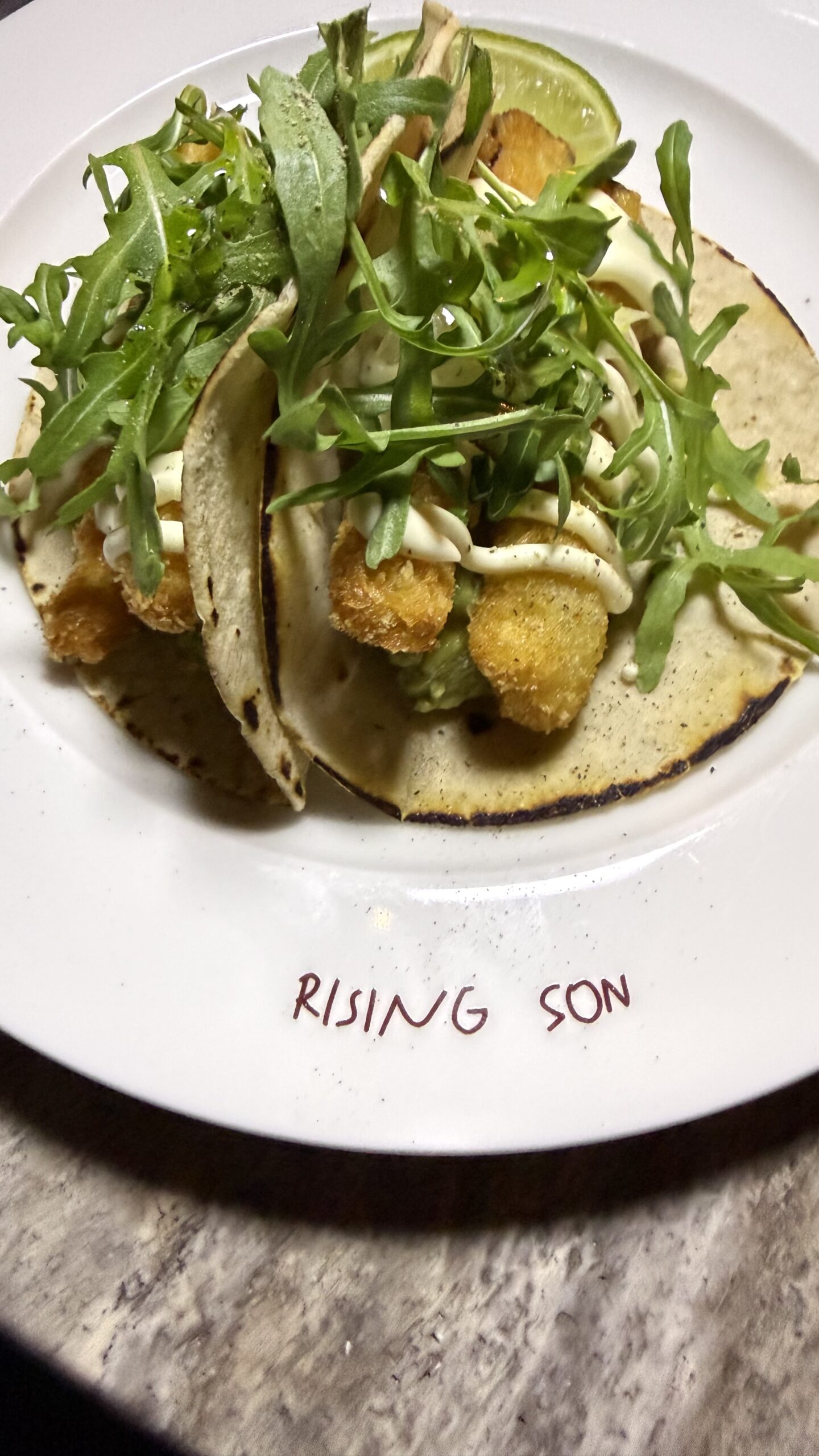 Τα tacos με τηγανητά king oyster μανιτάρια και κρέμα αβοκάντο.