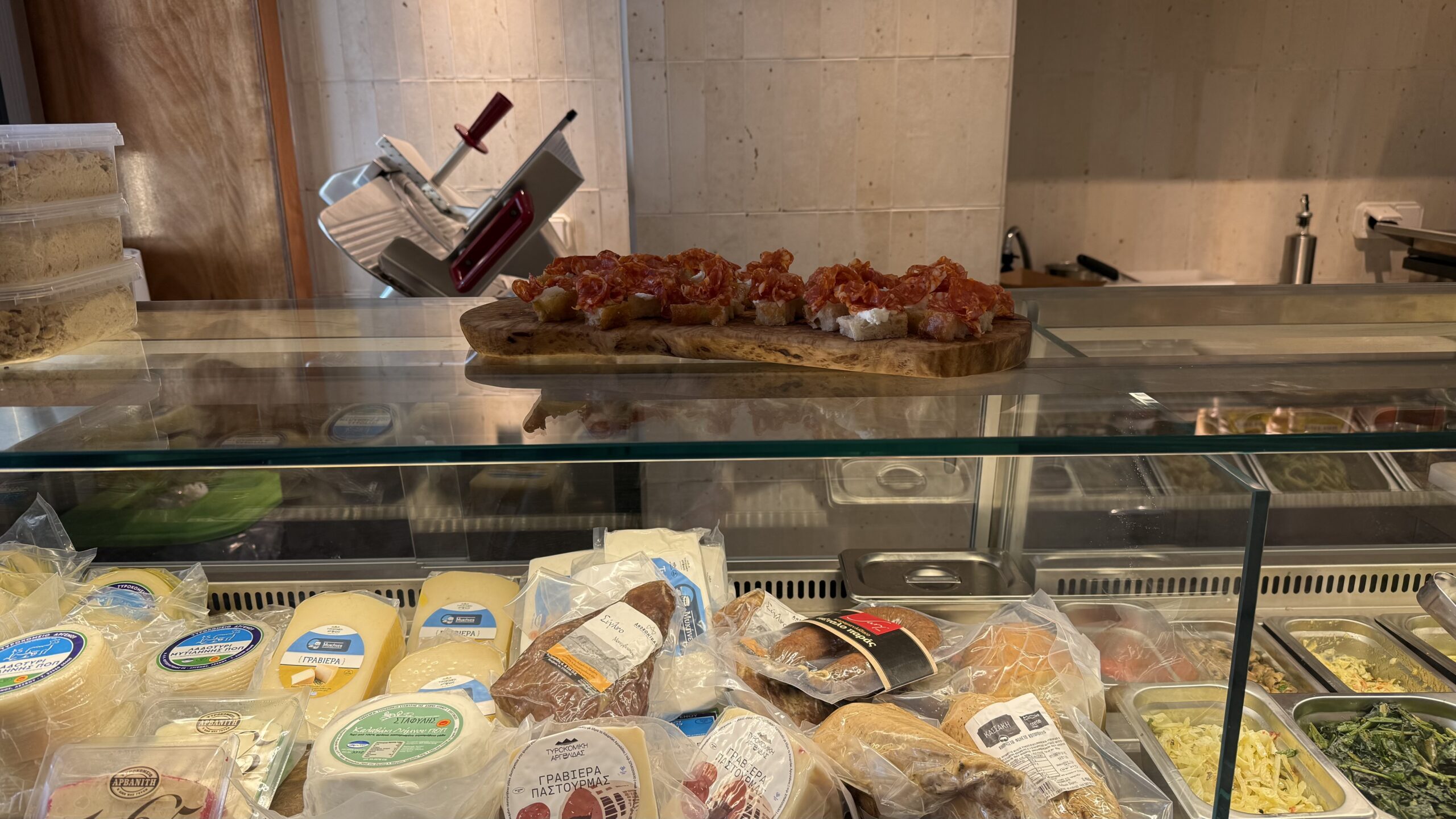 Τα αλλαντικά και τα τυριά από Έλληνες παραγωγούς κόβονται τη στιγμή της παραγγελίας, για να διατηρούν τη γεύση τους.