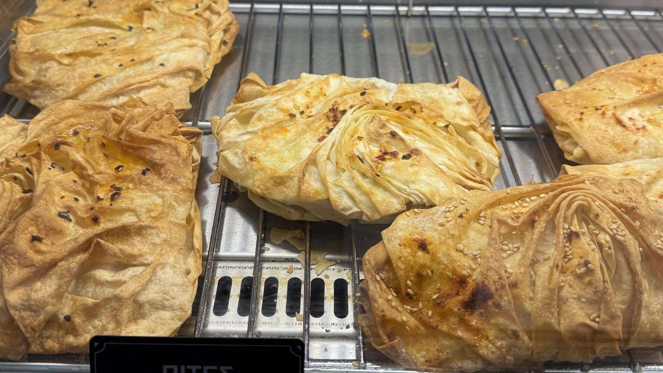 Όλες οι πίτες φτιάχνονται από φύλλο γιουφκά, ένα λεπτό φύλλο με ποντιακή καταγωγή που όταν ψηθεί αποκτά ιδιαίτερα τραγανή υφή.