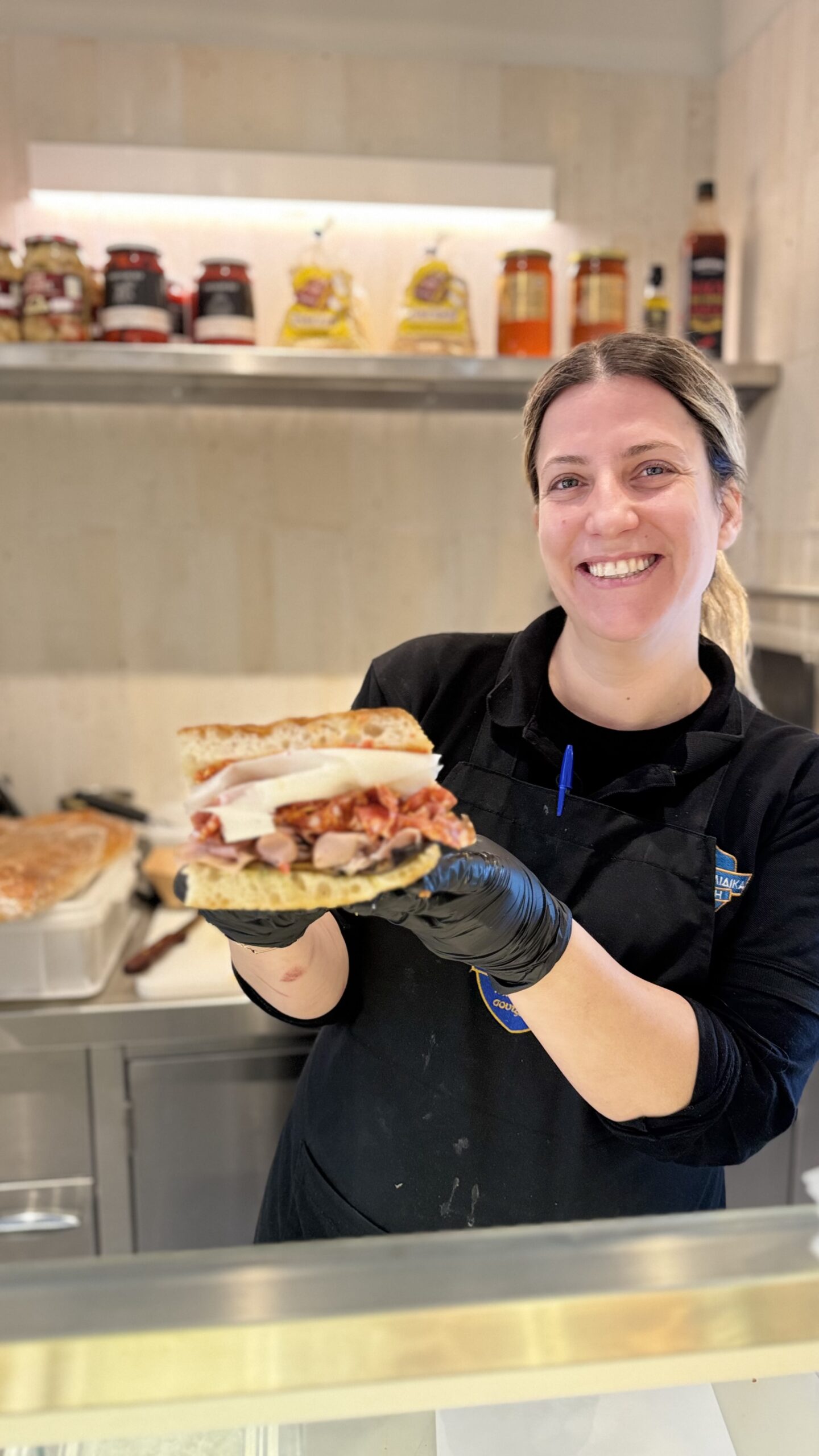 Η Λαμπρινή Μπίμπα και ο Λίο Γαβαλίας υποδέχονται τον επισκέπτη με ένα τεράστιο χαμόγελο.