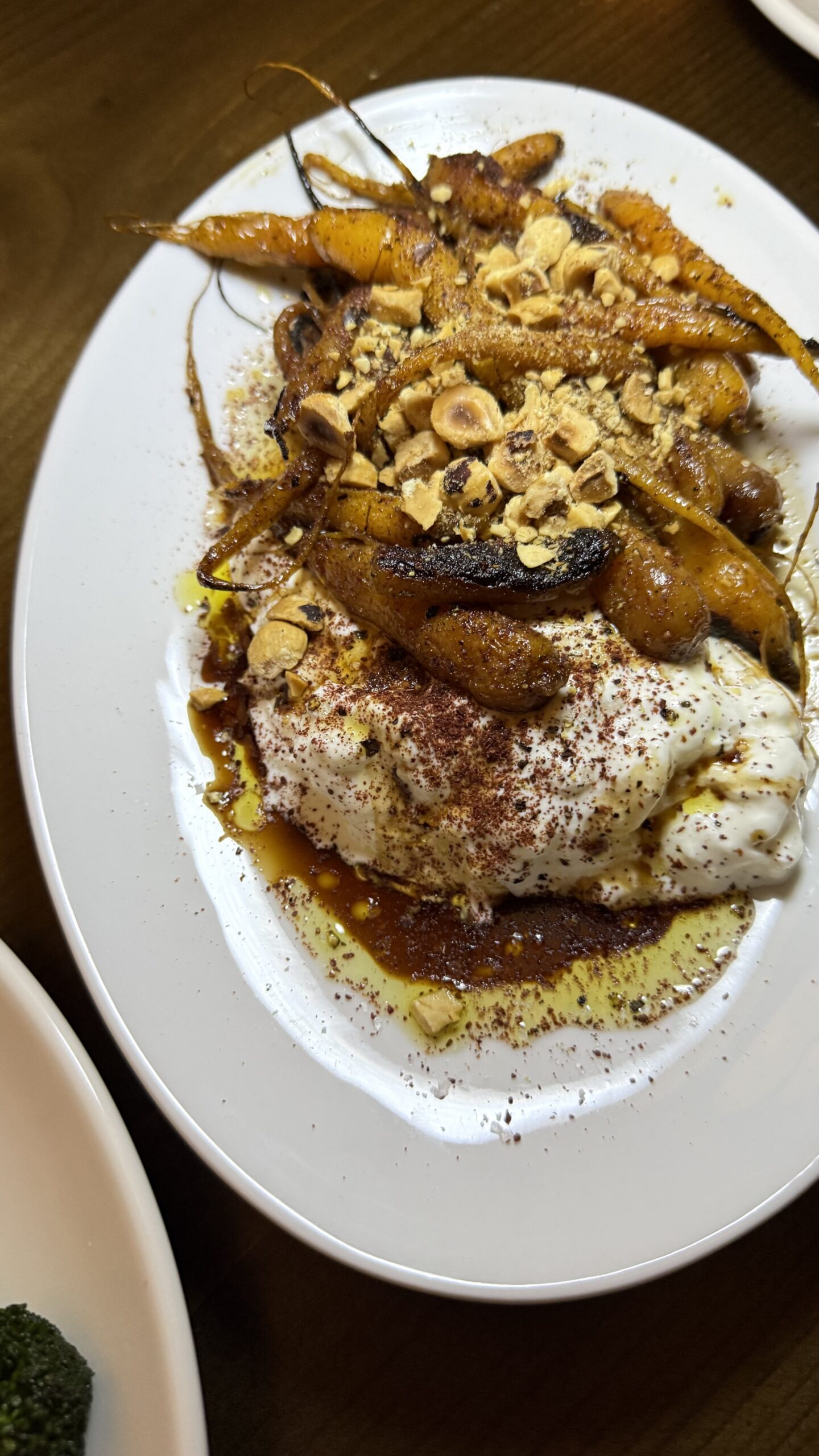 Tα καρότα στη σχάρα με στρατσιατέλα, φουντούκια και σουμάκ είναι ίσως η πιο ολοκληρωμένη πρόταση του καταλόγου.