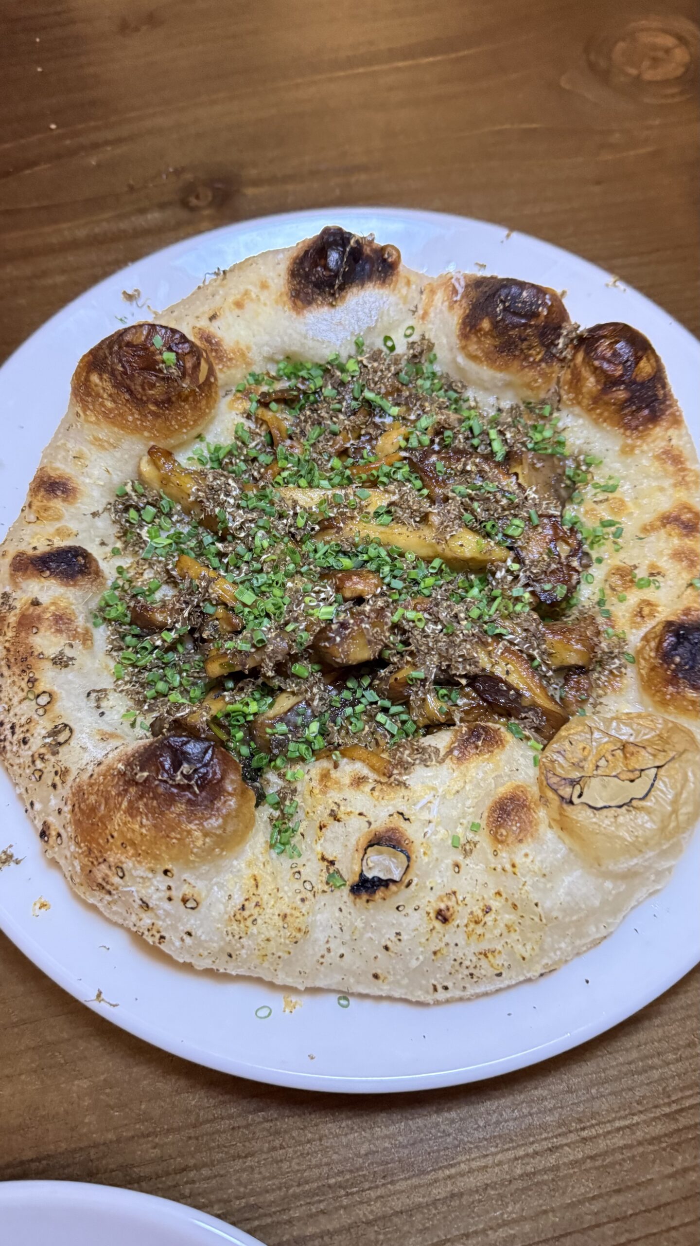 Το flatbread με άγρια μανιτάρια και σκόρδο.