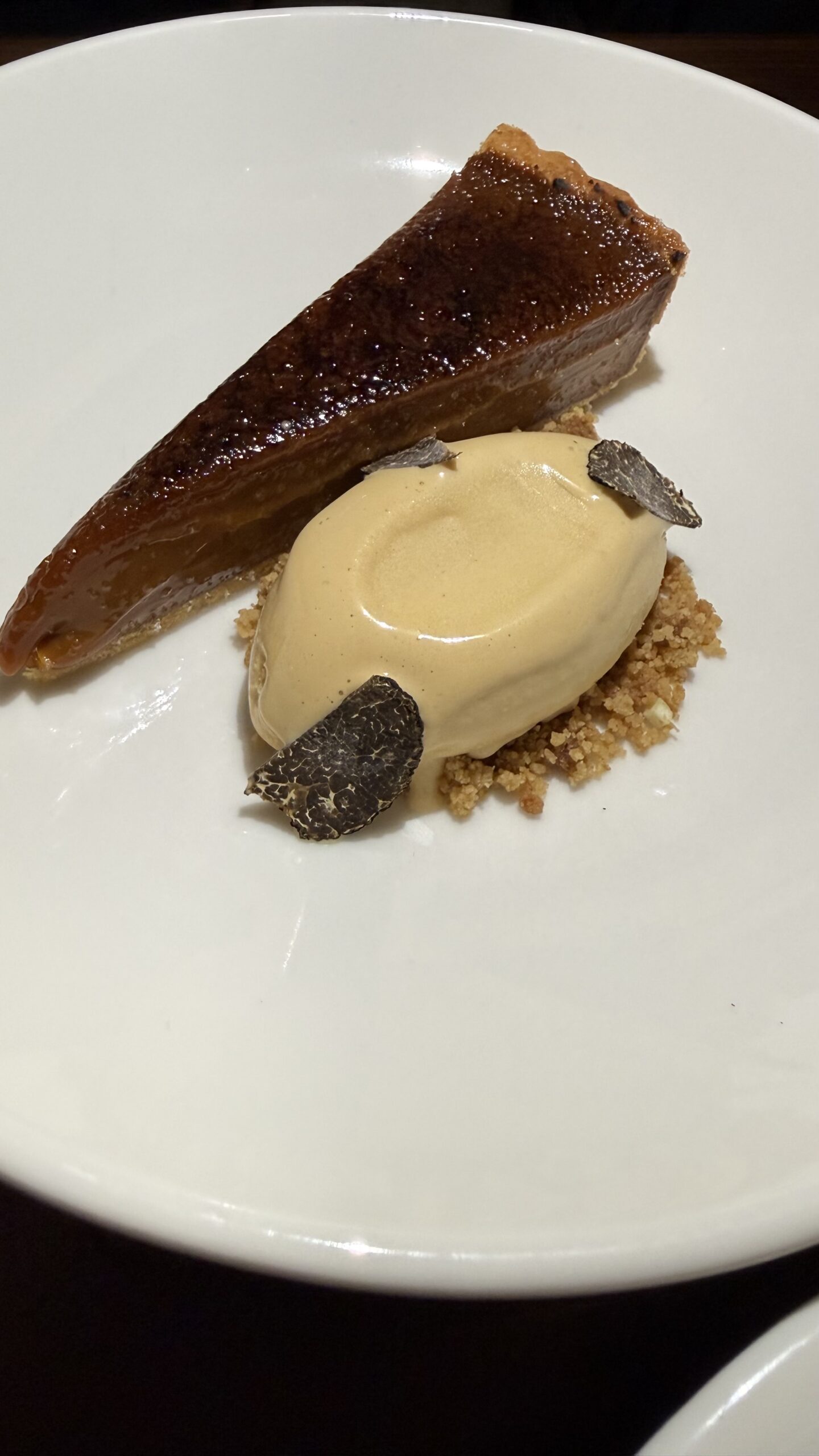 Η τάρτα καραμέλας με παγωτό αλατισμένης καραμέλας και τρούφα.