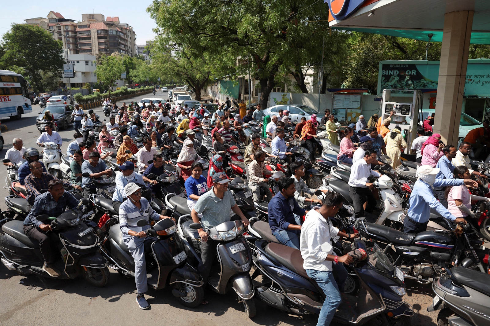 People queue to fill petrol in their two-wheelers, amid the ongoing U.S.-Israeli conflict with Iran, in Ahmedabad
Ινδοί μοτοσικλετιστές σπεύδουν να «φουλάρουν» ντεπόζιτα φοβούμενοι αύξηση τιμών στα καύσιμα / REUTERS / Amit Dave