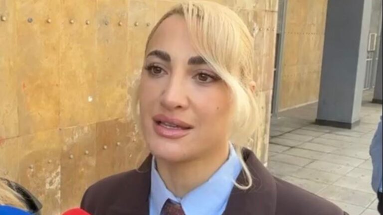 Η Ιωάννα Τούνα στα δικαστήρια της Θεσσαλονίκης για τη δίκη για το revenge porn