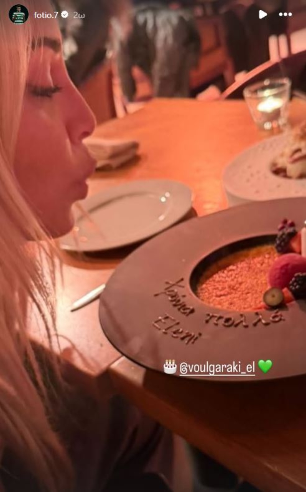 Η Ελένη Βουλγαράκη σβήνει τα κεράκια της τούρτας της