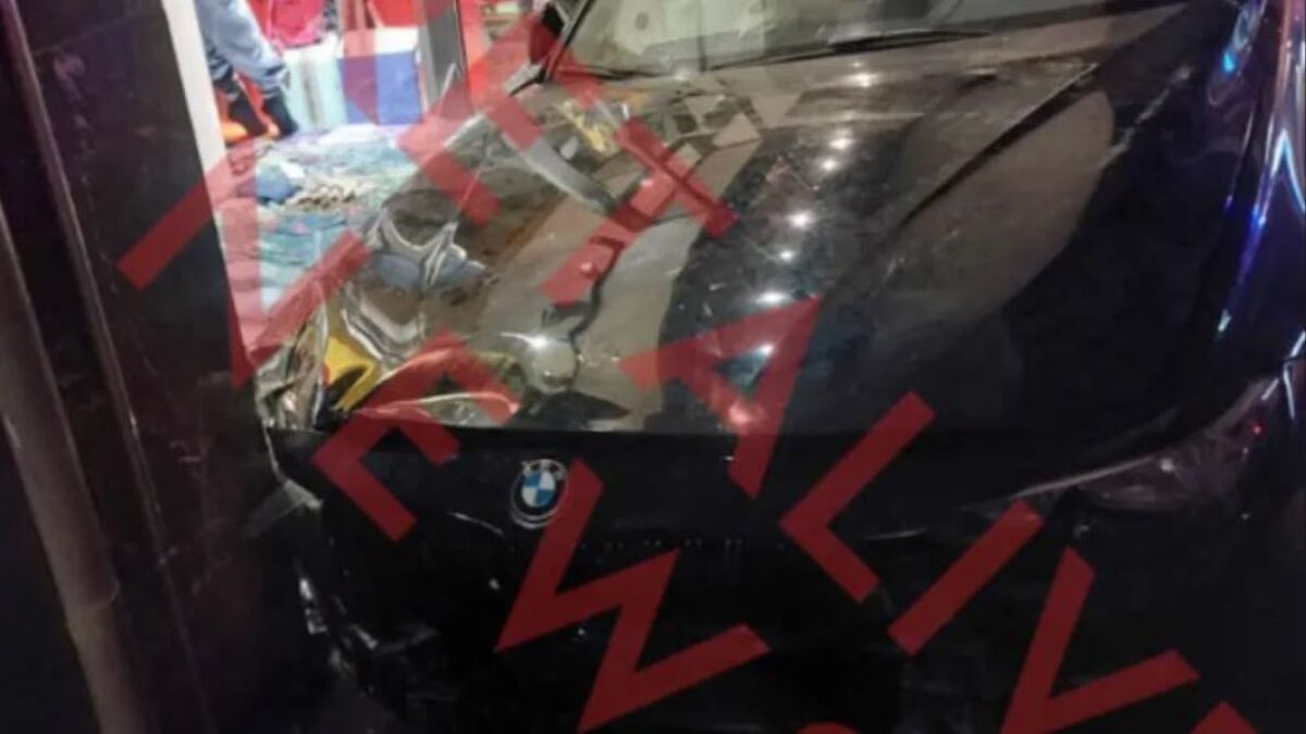 Αυτοκίνητο έπεσε σε βιτρίνα καταστήματος στο Ηράκλειο