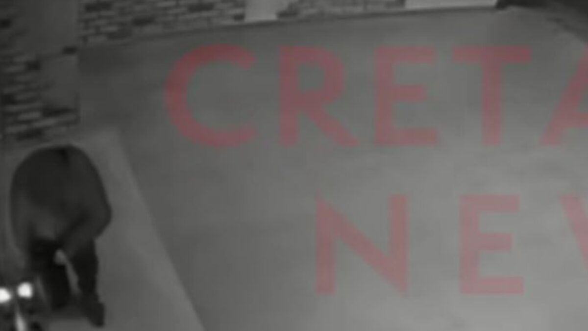 Άνδρας πυροδοτεί εμπρηστικό μηχανισμό