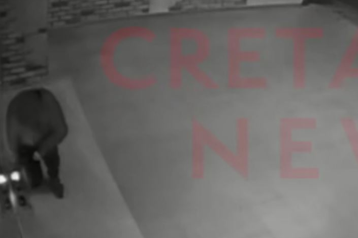 Άνδρας πυροδοτεί εμπρηστικό μηχανισμό