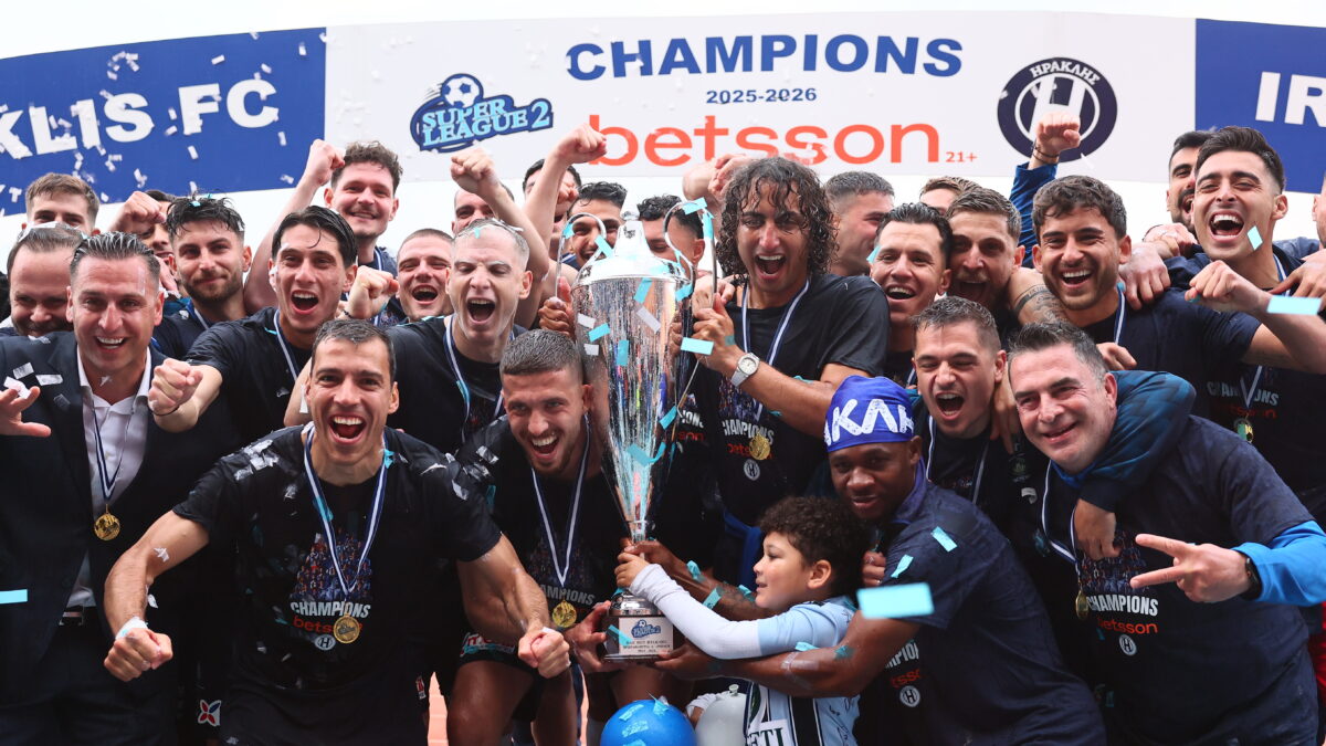 Η ομάδα του Ηρακλή σηκώνει την κούπα