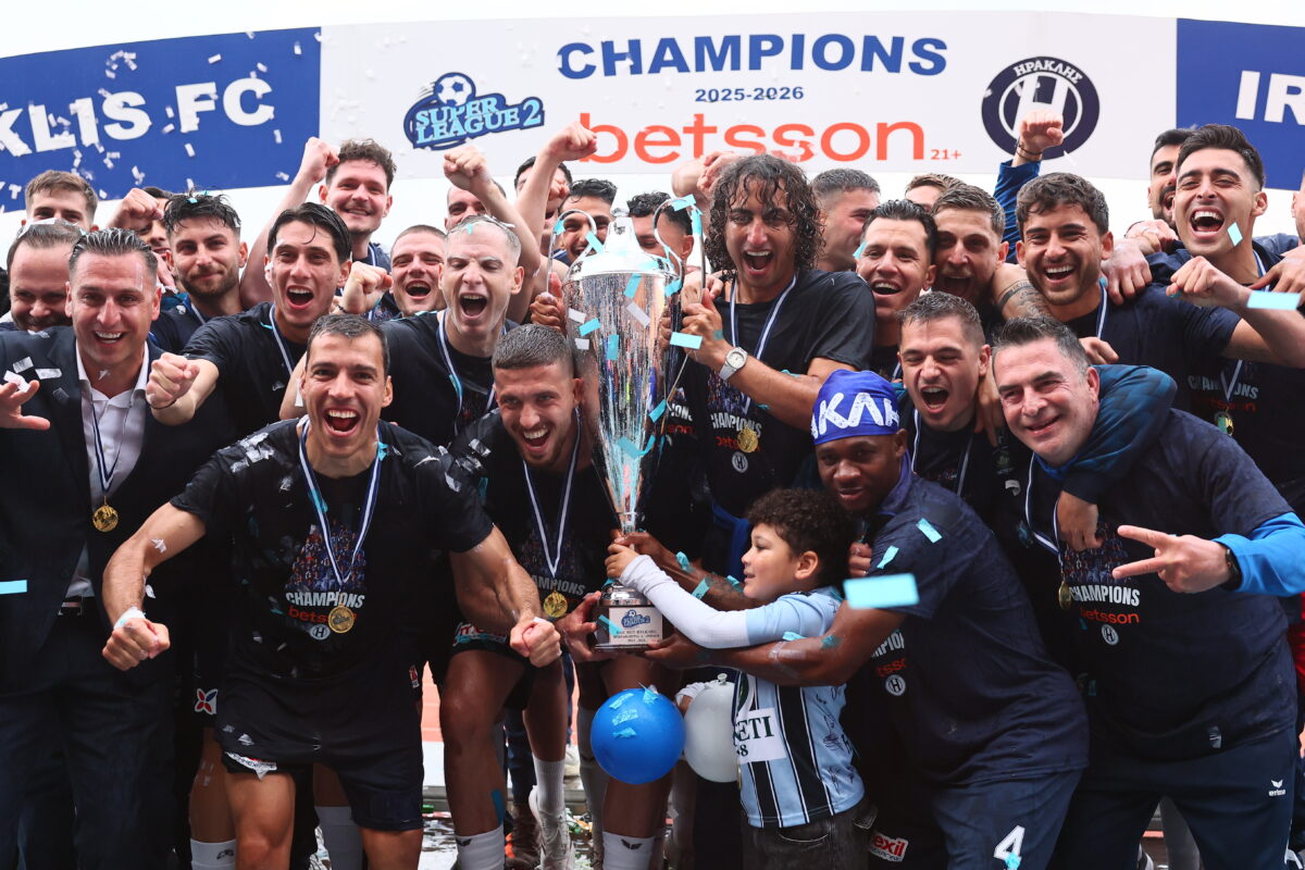 Η ομάδα του Ηρακλή σηκώνει την κούπα