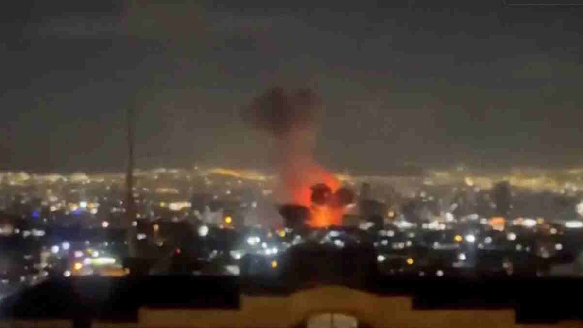 Φωτιά μετά από βομβαρδισμό στην Τεχεράνη