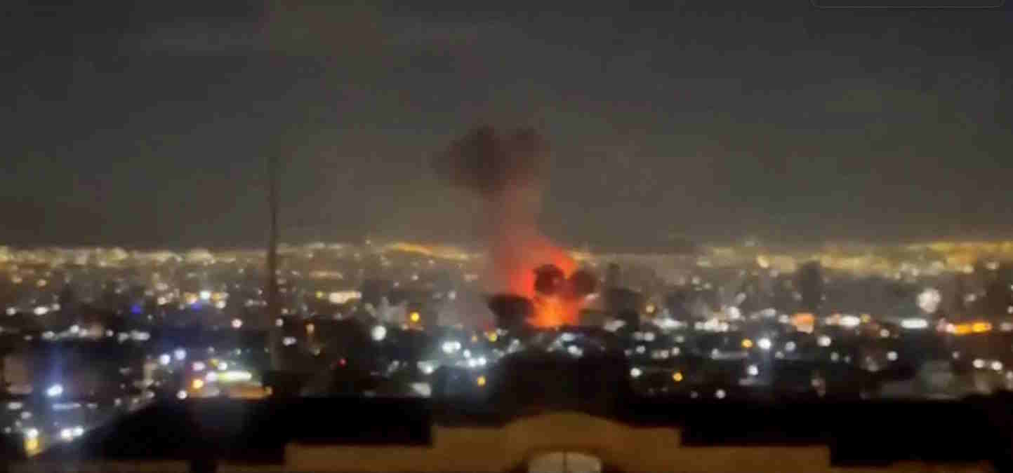 iran-02032026 Φωτιά μετά από βομβαρδισμό στην Τεχεράνη / REUTERS