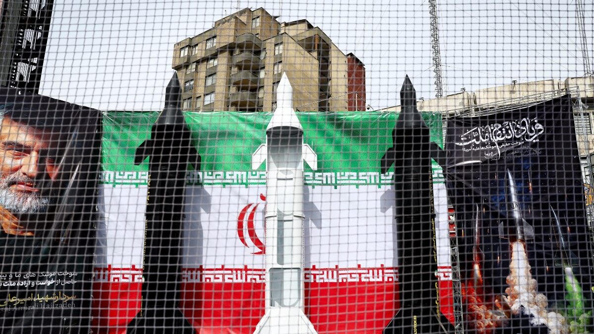 Ρέπλικες πύραυλοι μπροστά από Ιρανική σημαία στην Τεχεράνη