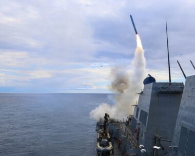 Πύραυλος εκτοξεύεται από πλοίο