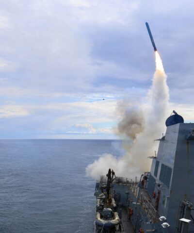 Πύραυλος εκτοξεύεται από πλοίο