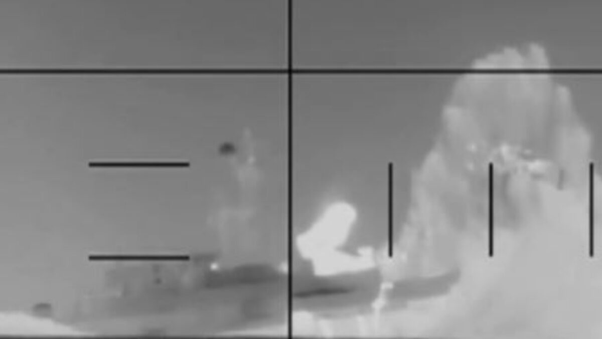 Η στιγμή που η τορπίλη χτυπά την ιρανική φρεγάτα