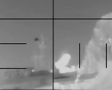 Η στιγμή που η τορπίλη χτυπά την ιρανική φρεγάτα