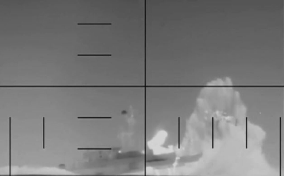 Η στιγμή που η τορπίλη χτυπά την ιρανική φρεγάτα