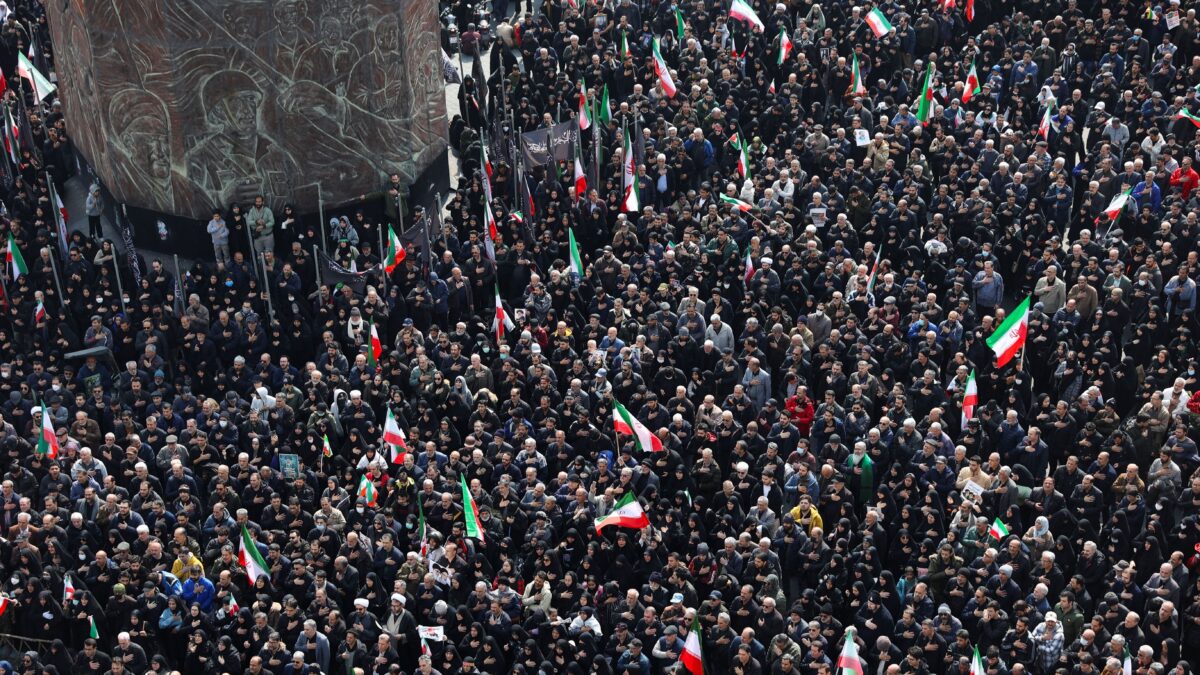 Πλήθος κόσμου σε κηδεία στο Ιράν