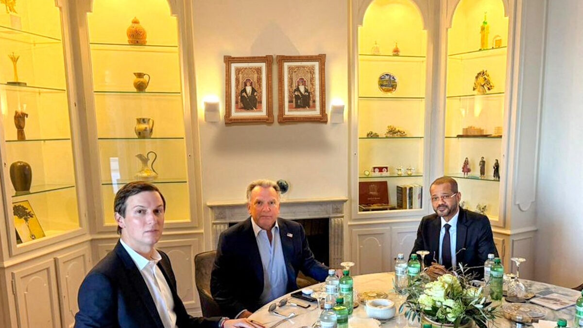 Ο υπουργός Εξωτερικών του Ομάν, Badr Albusaidi, με τον ειδικό απεσταλμένο των ΗΠΑ, Steve Witkoff και τον γαμπρό του Donald Trump, Jared Kushner στη Γενεύη