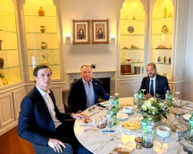 Ο υπουργός Εξωτερικών του Ομάν, Badr Albusaidi, με τον ειδικό απεσταλμένο των ΗΠΑ, Steve Witkoff και τον γαμπρό του Donald Trump, Jared Kushner στη Γενεύη