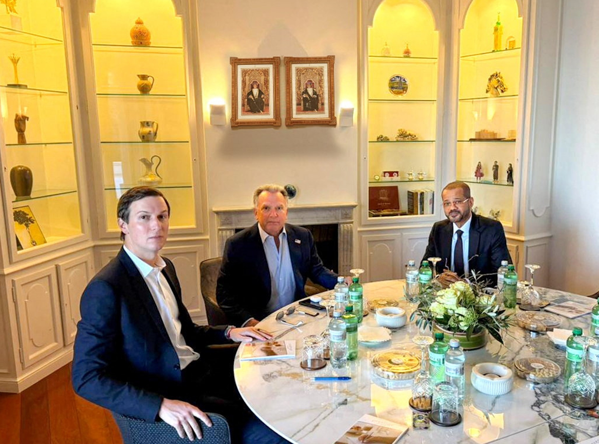 Ο υπουργός Εξωτερικών του Ομάν, Badr Albusaidi, με τον ειδικό απεσταλμένο των ΗΠΑ, Steve Witkoff και τον γαμπρό του Donald Trump, Jared Kushner στη Γενεύη