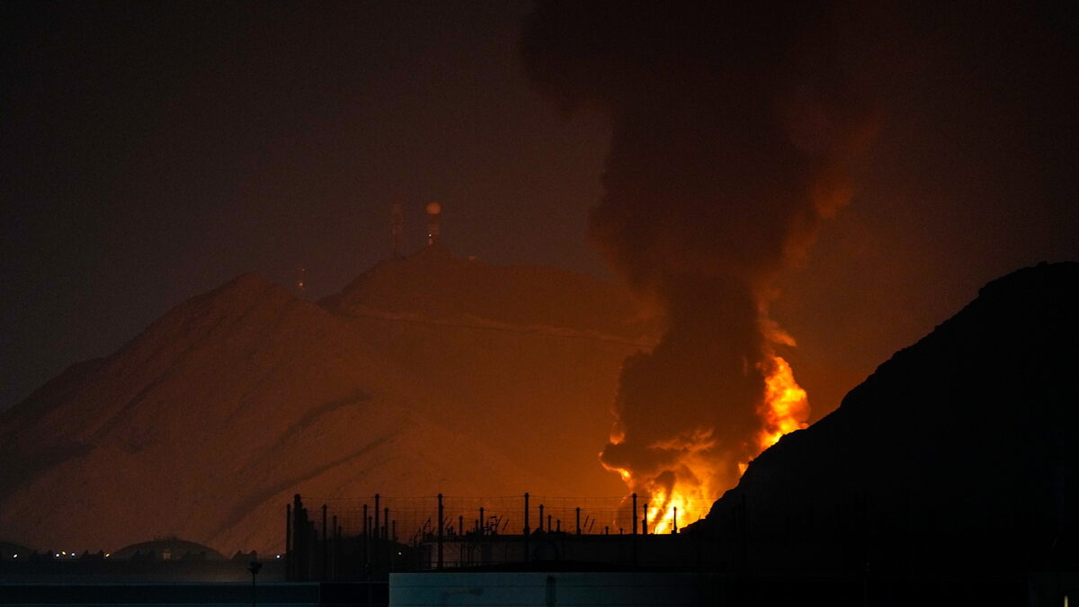 Μεγάλη πυρκαγιά και σύννεφο καπνού μετά την πτώση, ενός ιρανικού drone που αναχαιτίστηκε και χτύπησε τις πετρελαϊκές εγκαταστάσεις της Φουτζάιρα, στα Ηνωμένα Αραβικά Εμιράτα