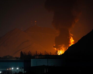 Μεγάλη πυρκαγιά και σύννεφο καπνού μετά την πτώση, ενός ιρανικού drone που αναχαιτίστηκε και χτύπησε τις πετρελαϊκές εγκαταστάσεις της Φουτζάιρα, στα Ηνωμένα Αραβικά Εμιράτα