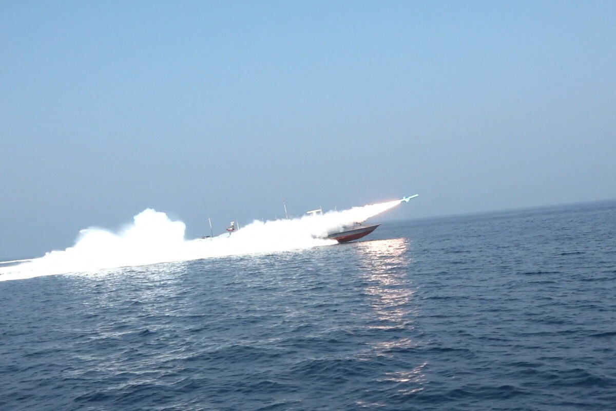 Πύραυλος εκτοξεύεται από ταχύπλοο σκάφος του Ναυτικού των Φρουρών της Επανάστασης