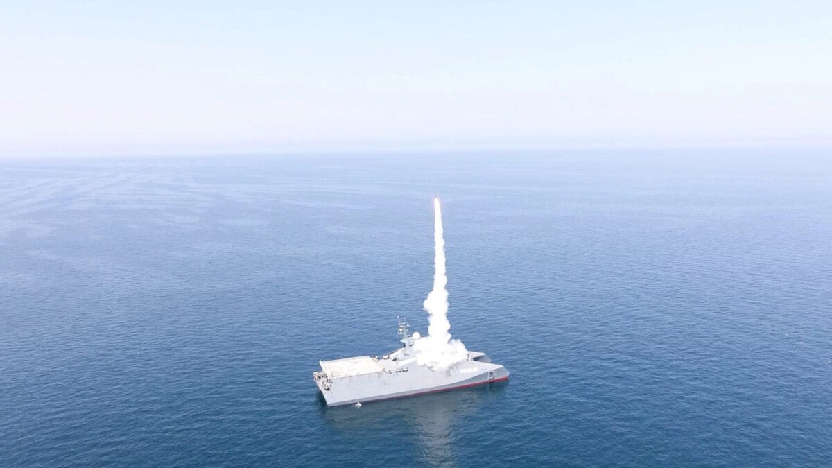 Ιρανικό πολεμικό πλοίο εκτοξεύει πύραυλο