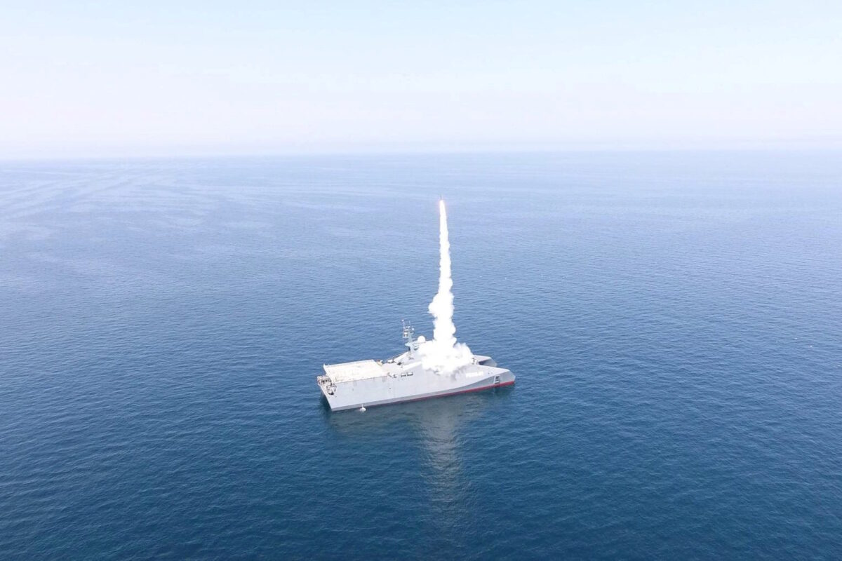 Το Ιράν απειλεί ότι θα ξανακλείσει τα Στενά του Ορμούζ αν συνεχιστεί ο ναυτικός αποκλεισμός των ΗΠΑ