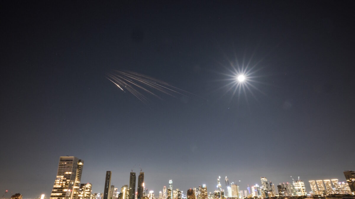 Η στιγμή που πυρομαχικά διασποράς από ιρανικούς πυραύλους κατευθύνονται προς το Τελ Αβίβ