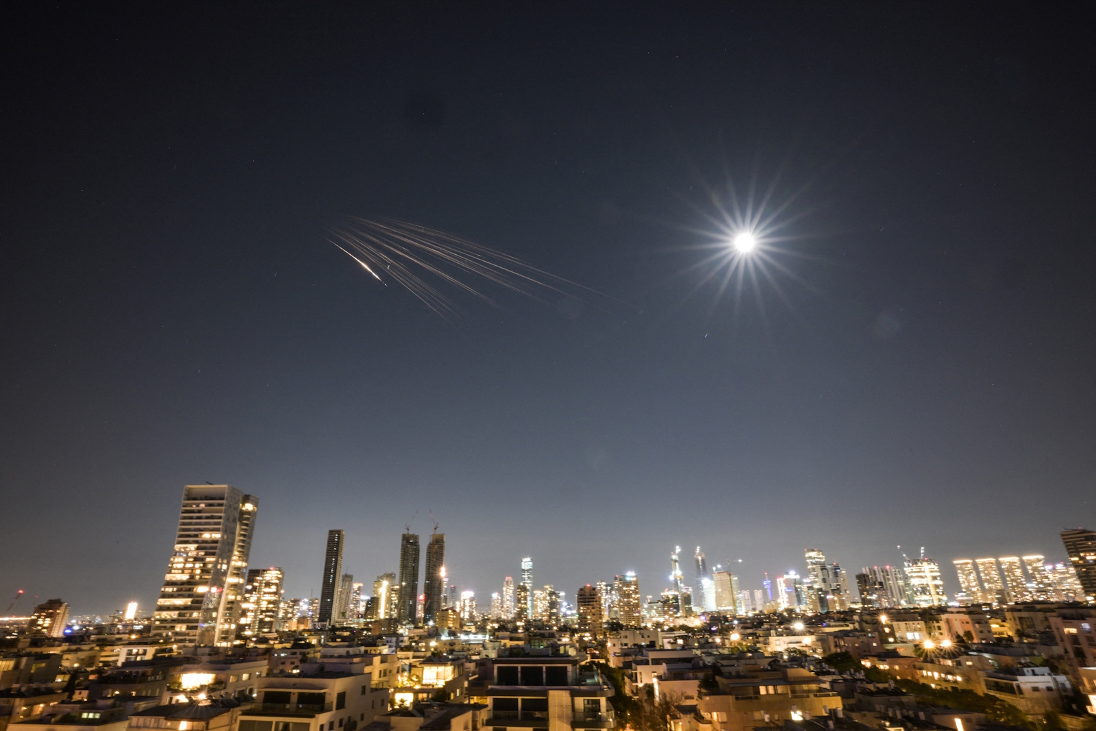 An Iranian missile with cluster munitions flies towards Israel, amid the U.S.-Israeli conflict with Iran, in central Israel Η στιγμή που πυρομαχικά διασποράς από ιρανικούς πυραύλους κατευθύνονται προς το Τελ Αβίβ / REUTERS / Dylan Martinez