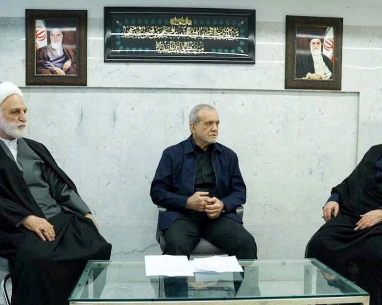 Ο Ιρανός πρόεδρος Μασούντ Πεζεσκιάν (κέντρο) ο επικεφαλής του ανώτατου δικαστηρίου του Ιράν Γκολάμ - Χοσέιν Μοχσενί (αριστερά) και ο Αλιρεζά Αραφί Ο Αλιρεζά Αραφί, είναι μέλος του προσωρινού συμβουλίου ηγεσίας (δεξιά)