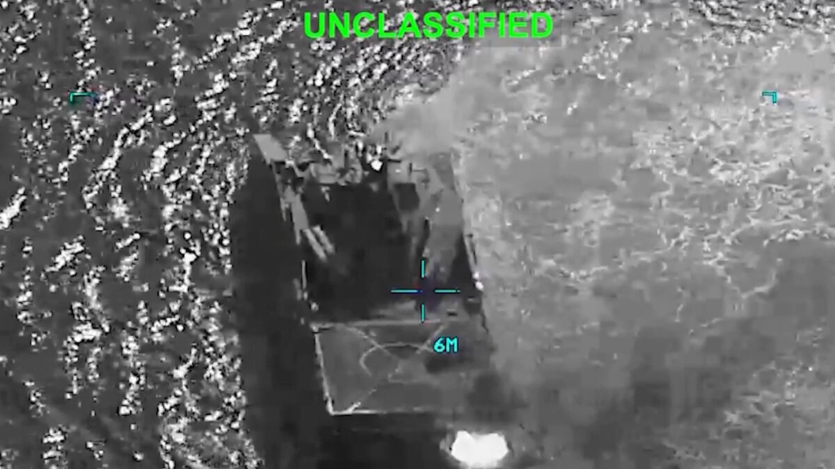 Στιγμιότυπο με την ιρανική κορβέτα να φλέγεται