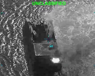 Στιγμιότυπο με την ιρανική κορβέτα να φλέγεται