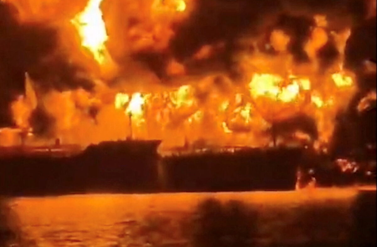 Στις φλόγες τάνκερ στον Περσικό Κόλπο