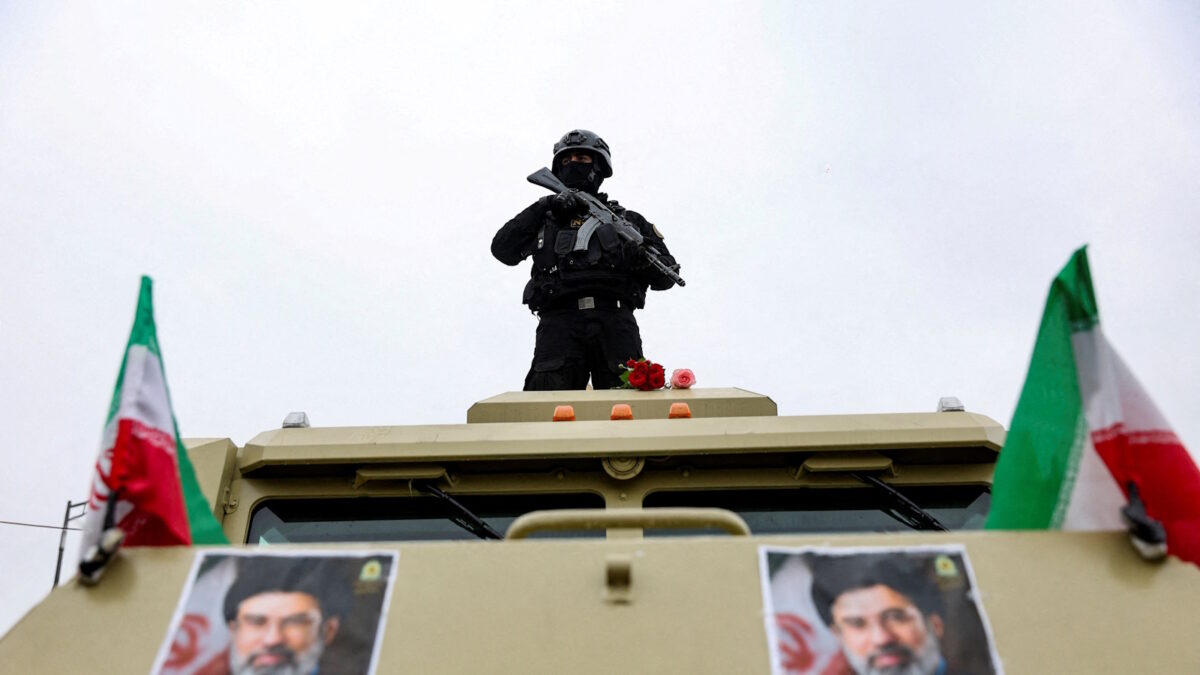 Ιρανός αστυνομικός σε διαδήλωση στην Τεχεράνη