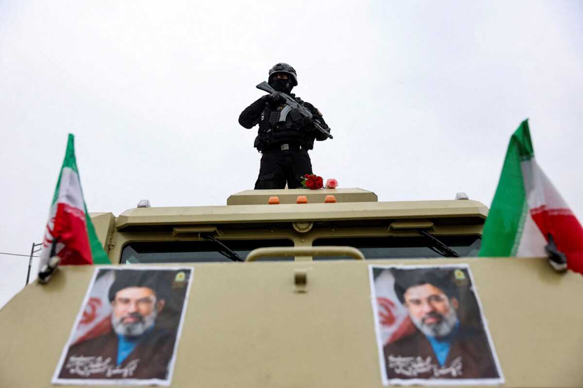 Ιρανός αστυνομικός σε διαδήλωση στην Τεχεράνη